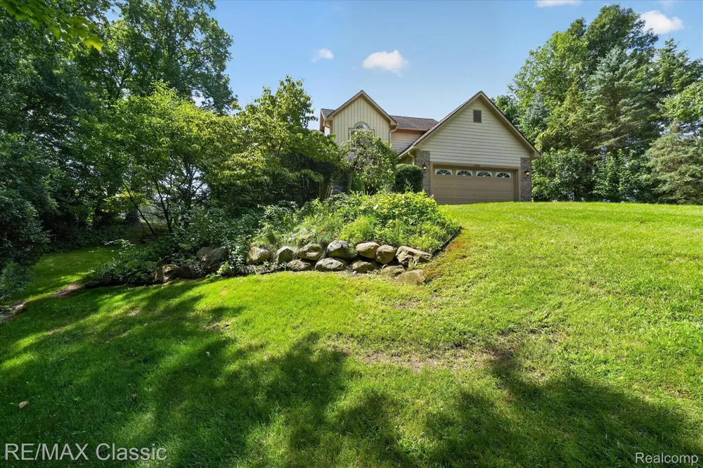 6280 Whispering Meadows Drive White Lake Charter Township, MI 48383