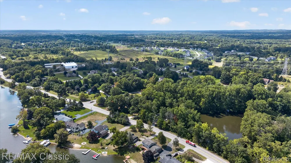 6280 Whispering Meadows Drive White Lake Charter Township, MI 48383