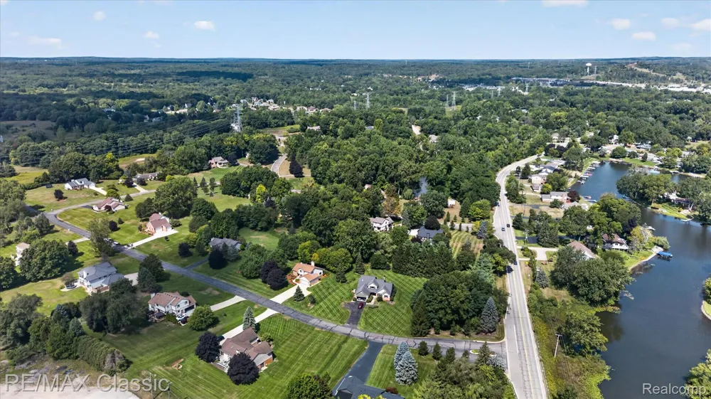 6280 Whispering Meadows Drive White Lake Charter Township, MI 48383
