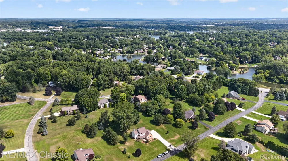 6280 Whispering Meadows Drive White Lake Charter Township, MI 48383