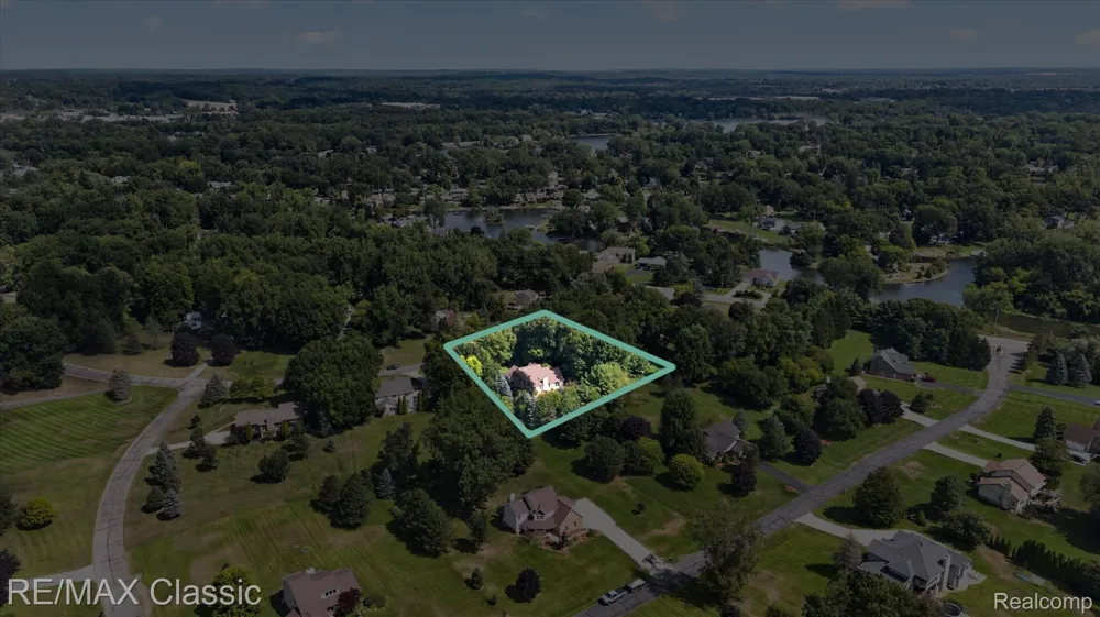 6280 Whispering Meadows Drive White Lake Charter Township, MI 48383