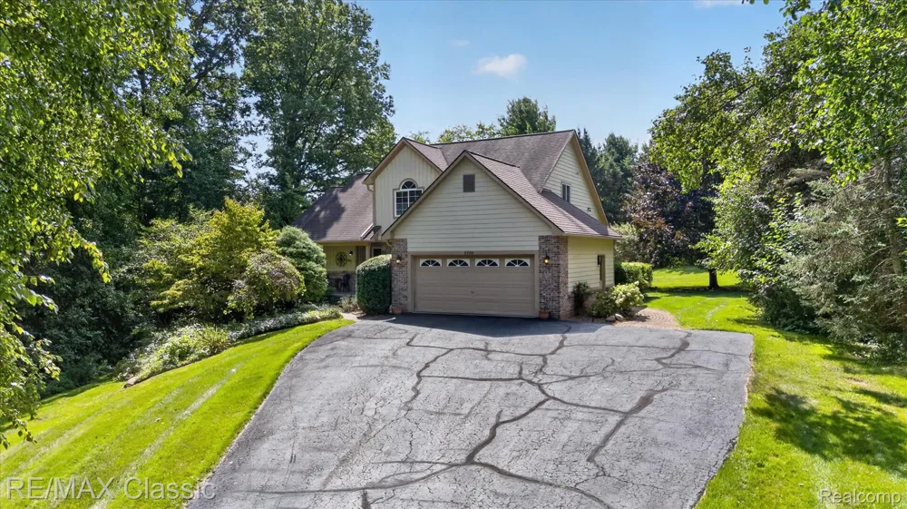 6280 Whispering Meadows Drive White Lake Charter Township, MI 48383