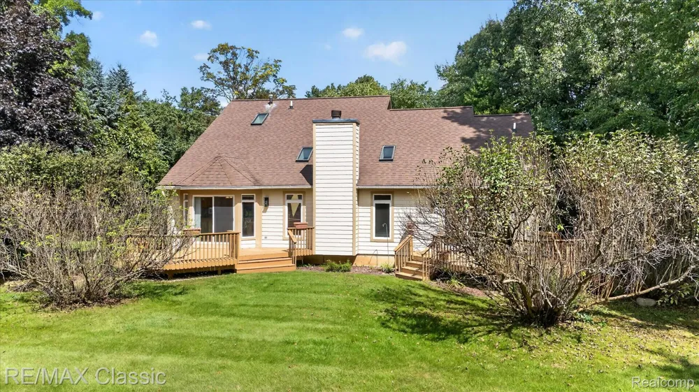 6280 Whispering Meadows Drive White Lake Charter Township, MI 48383