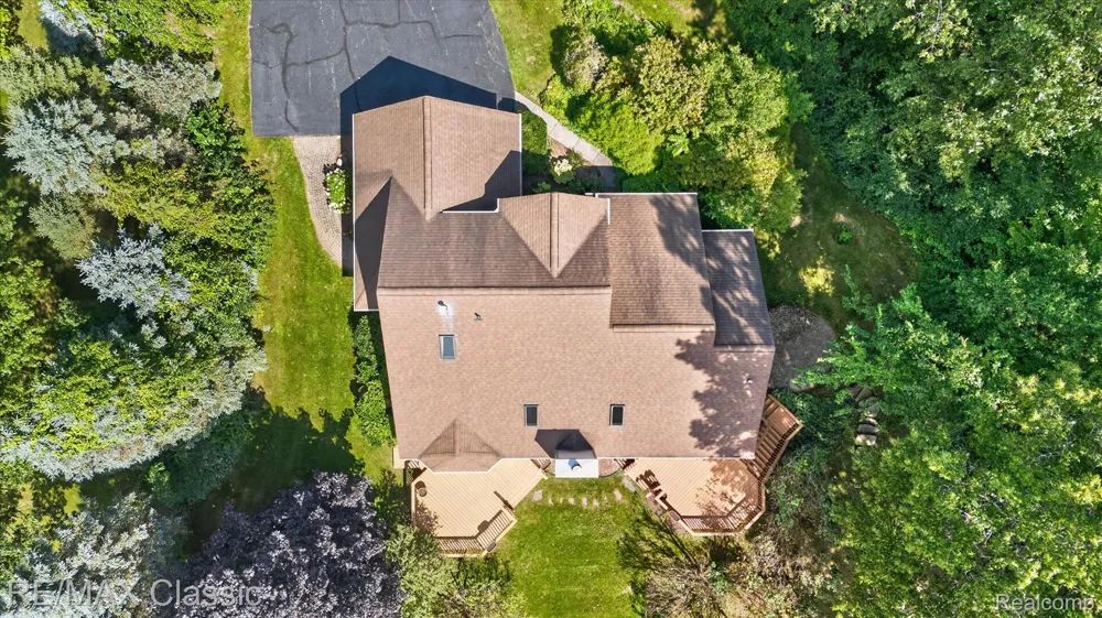 6280 Whispering Meadows Drive White Lake Charter Township, MI 48383
