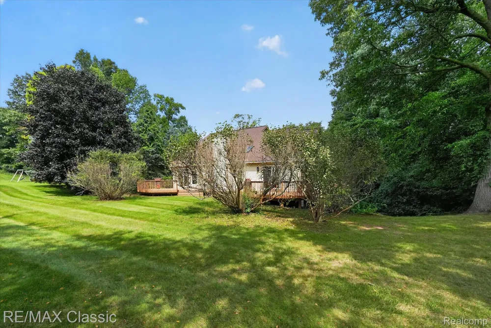 6280 Whispering Meadows Drive White Lake Charter Township, MI 48383