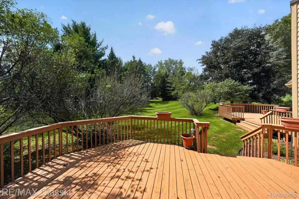 6280 Whispering Meadows Drive White Lake Charter Township, MI 48383