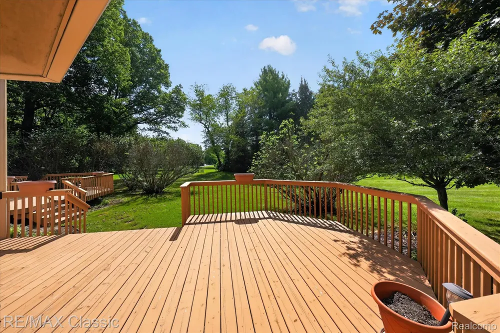 6280 Whispering Meadows Drive White Lake Charter Township, MI 48383