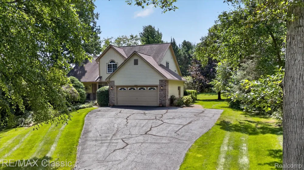 6280 Whispering Meadows Drive White Lake Charter Township, MI 48383