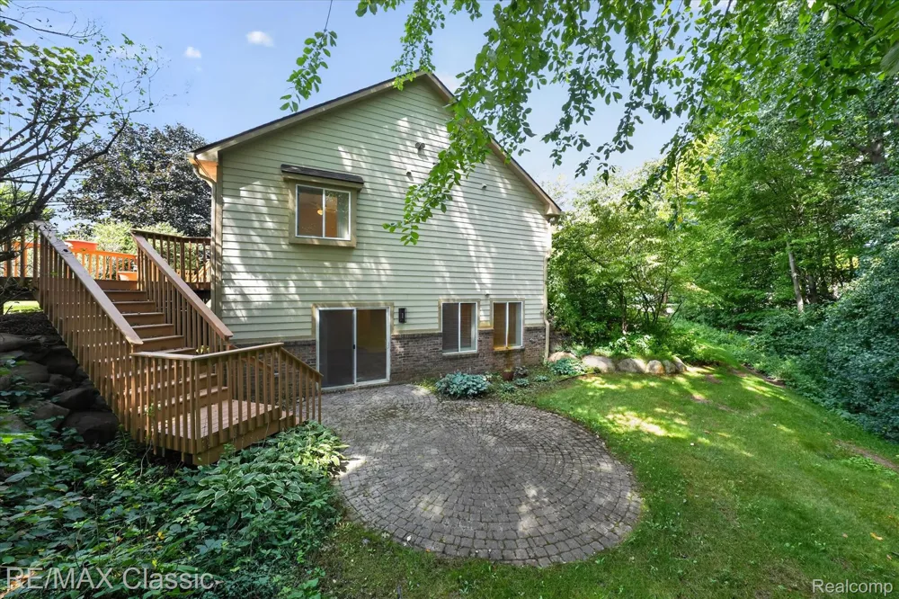 6280 Whispering Meadows Drive White Lake Charter Township, MI 48383