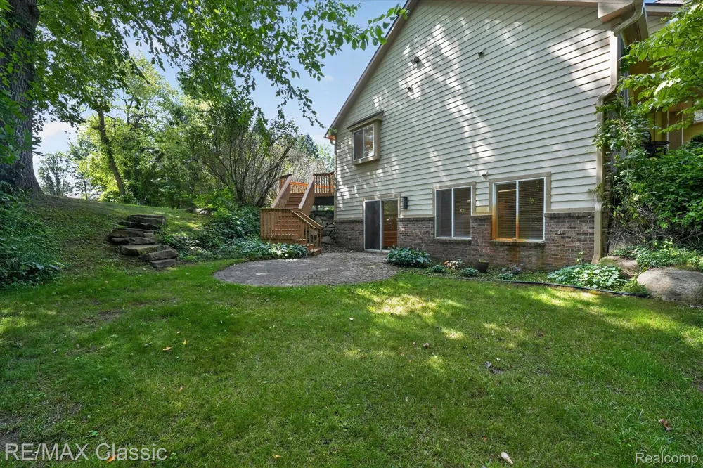 6280 Whispering Meadows Drive White Lake Charter Township, MI 48383
