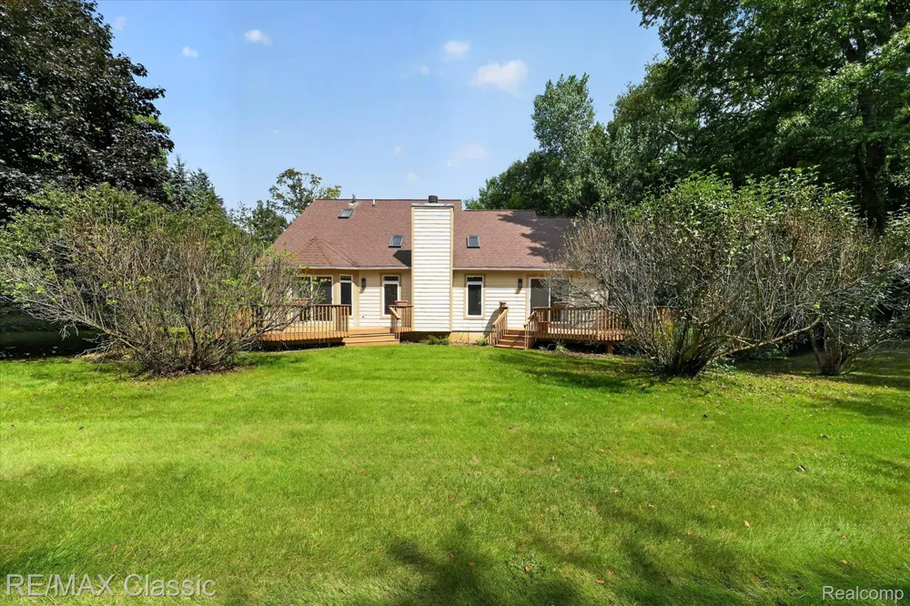 6280 Whispering Meadows Drive White Lake Charter Township, MI 48383
