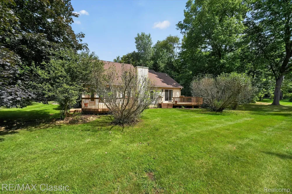 6280 Whispering Meadows Drive White Lake Charter Township, MI 48383