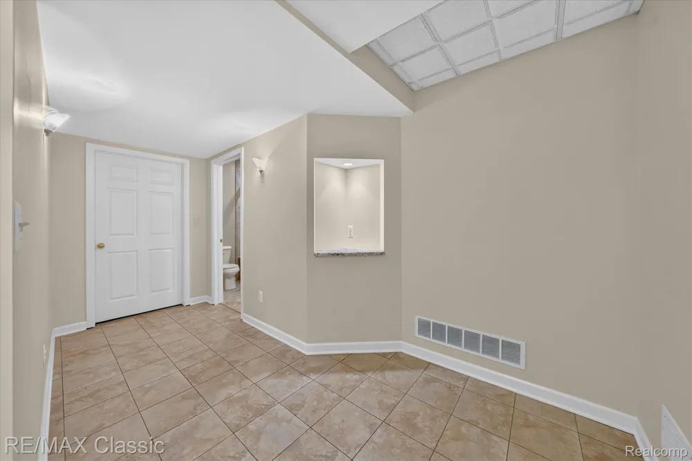 6280 Whispering Meadows Drive White Lake Charter Township, MI 48383