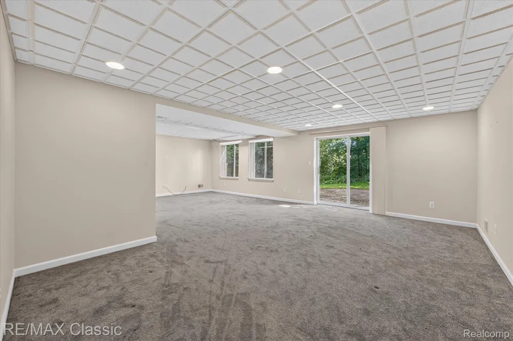 6280 Whispering Meadows Drive White Lake Charter Township, MI 48383