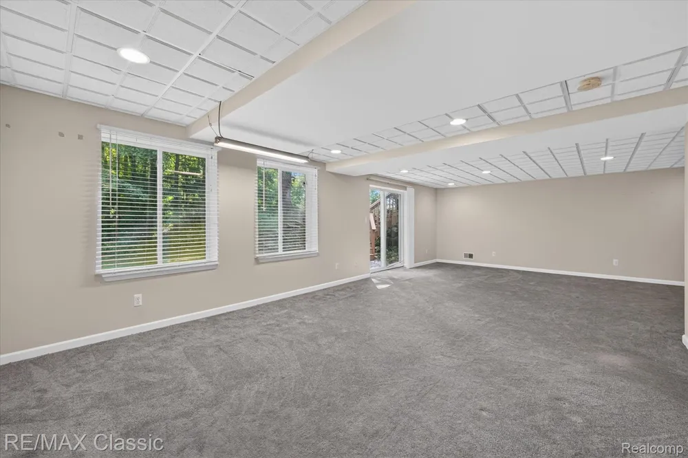 6280 Whispering Meadows Drive White Lake Charter Township, MI 48383