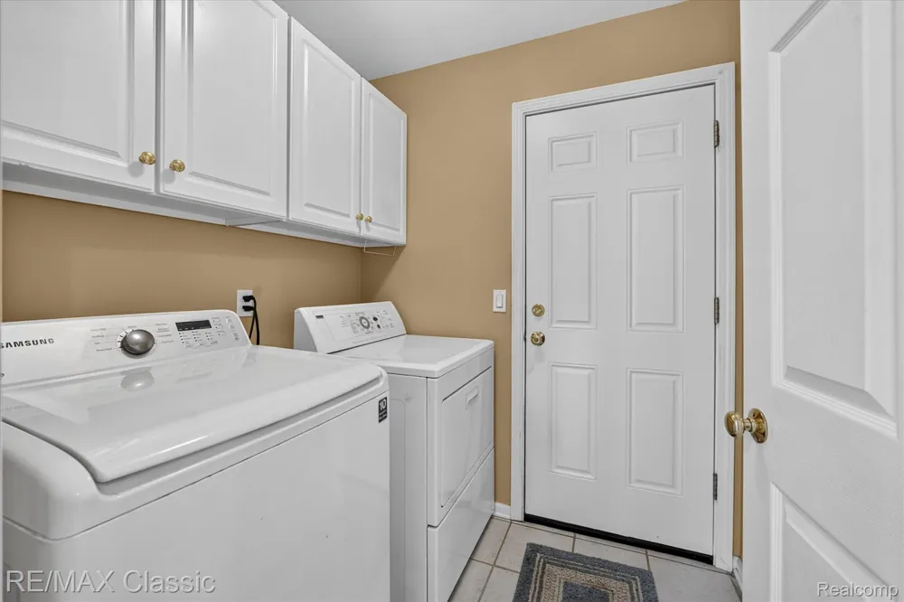6280 Whispering Meadows Drive White Lake Charter Township, MI 48383