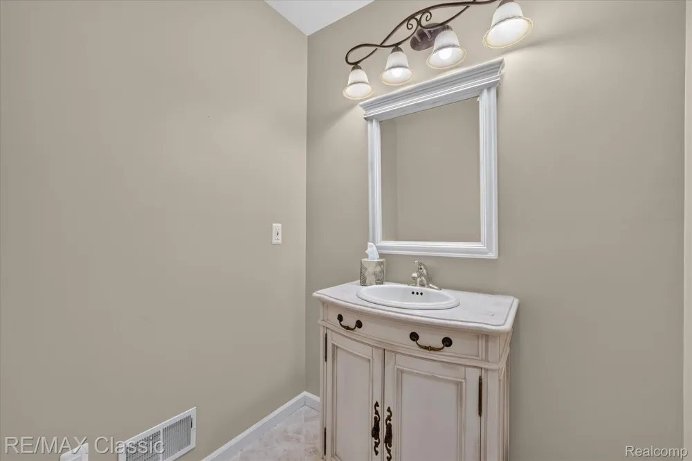 6280 Whispering Meadows Drive White Lake Charter Township, MI 48383