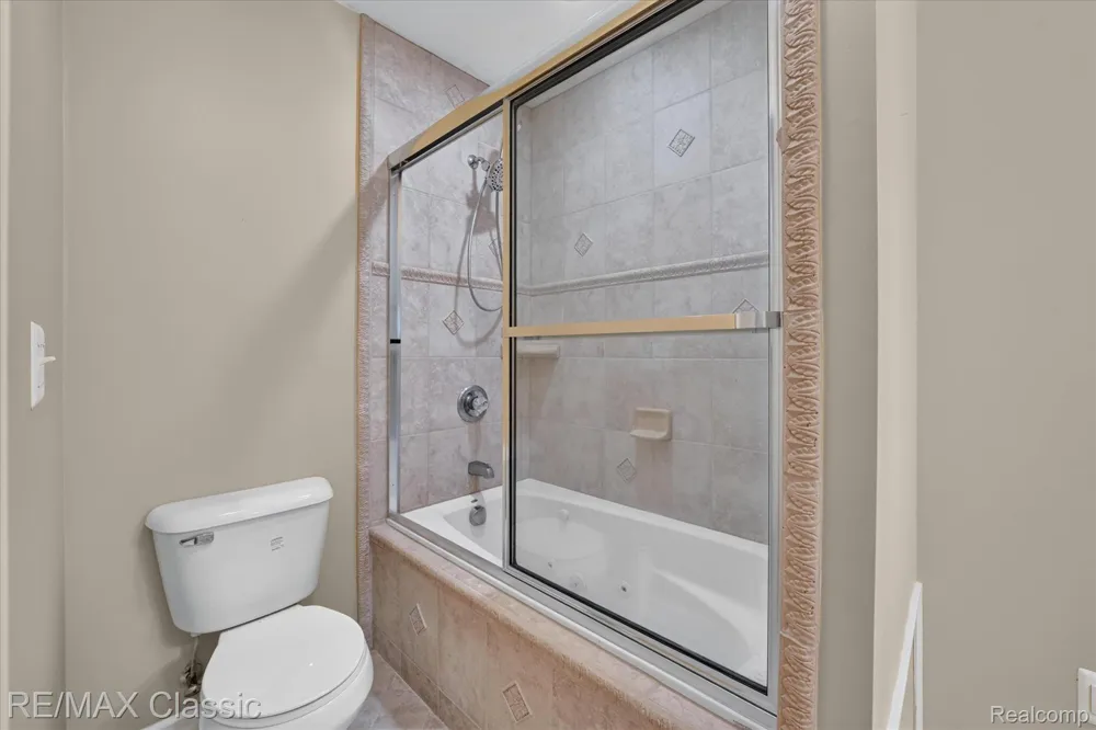 6280 Whispering Meadows Drive White Lake Charter Township, MI 48383