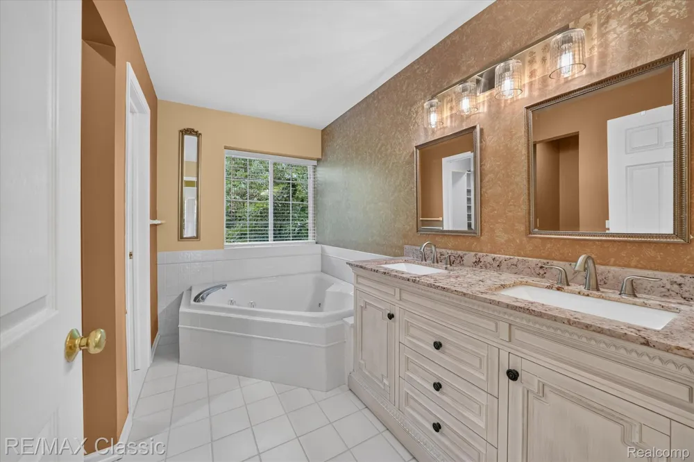 6280 Whispering Meadows Drive White Lake Charter Township, MI 48383