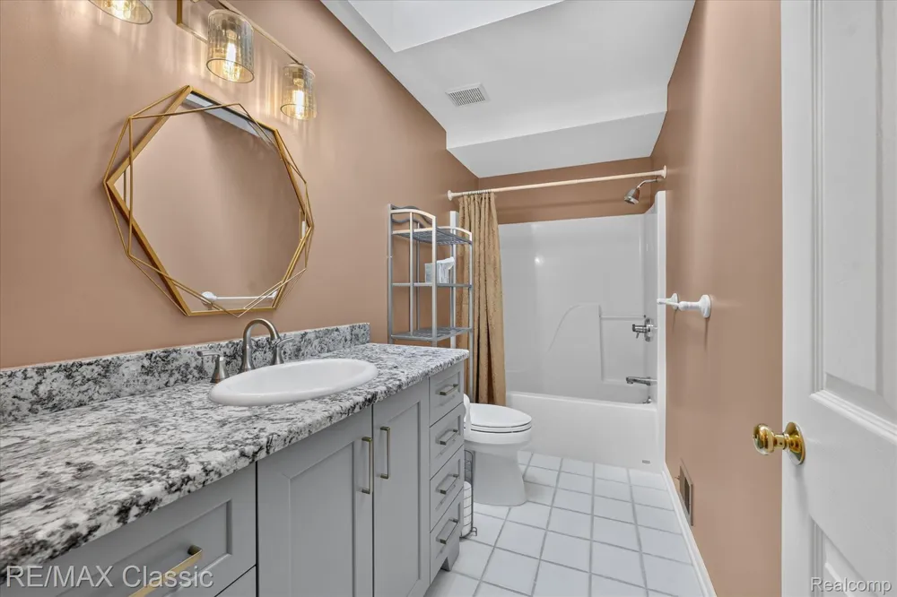 6280 Whispering Meadows Drive White Lake Charter Township, MI 48383