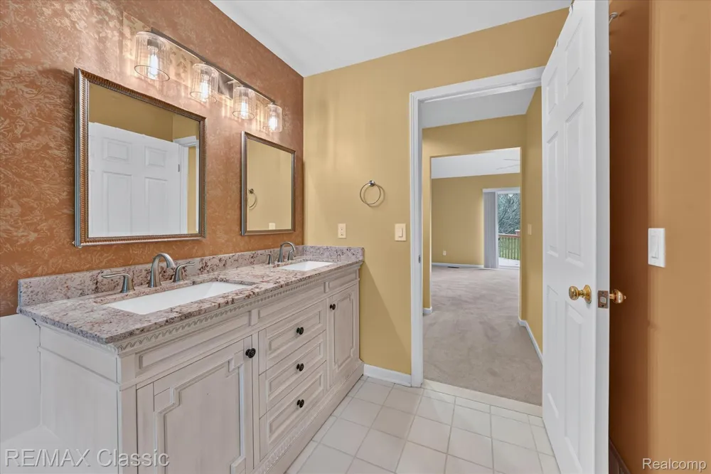 6280 Whispering Meadows Drive White Lake Charter Township, MI 48383