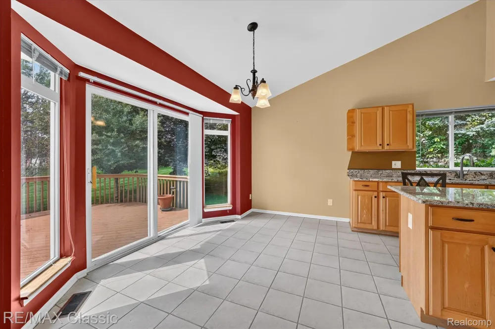 6280 Whispering Meadows Drive White Lake Charter Township, MI 48383