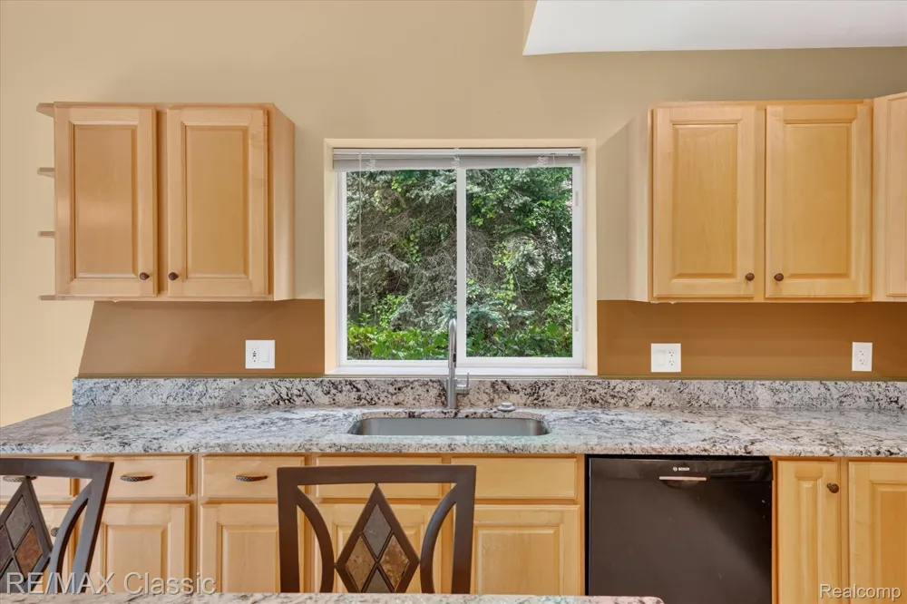 6280 Whispering Meadows Drive White Lake Charter Township, MI 48383