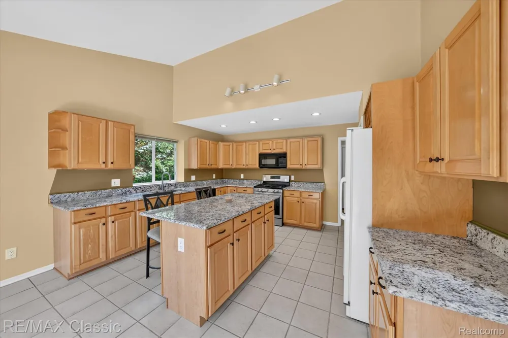 6280 Whispering Meadows Drive White Lake Charter Township, MI 48383