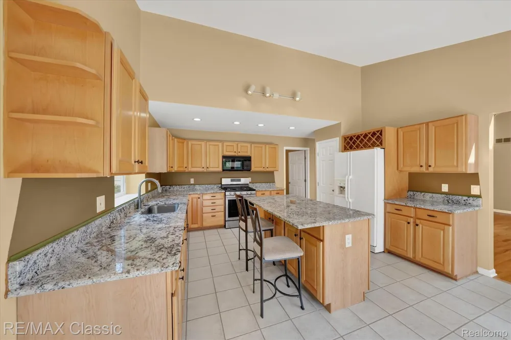 6280 Whispering Meadows Drive White Lake Charter Township, MI 48383