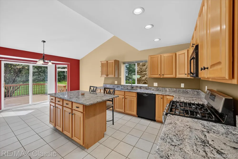 6280 Whispering Meadows Drive White Lake Charter Township, MI 48383