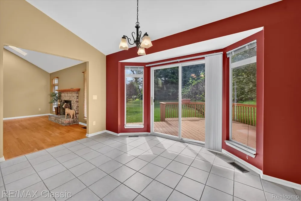 6280 Whispering Meadows Drive White Lake Charter Township, MI 48383