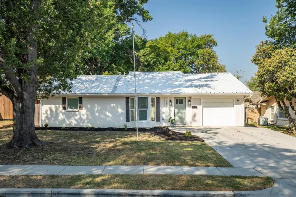 805 NW 14th Street Grand Prairie, TX 75050