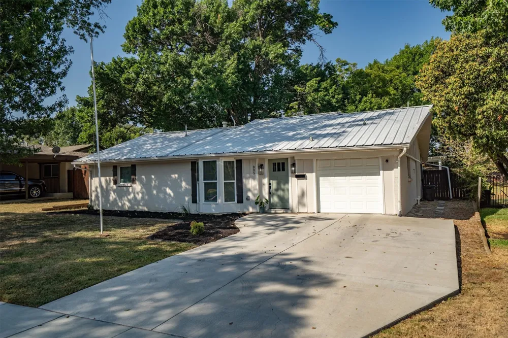 805 NW 14th Street Grand Prairie, TX 75050
