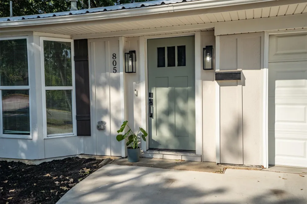 805 NW 14th Street Grand Prairie, TX 75050