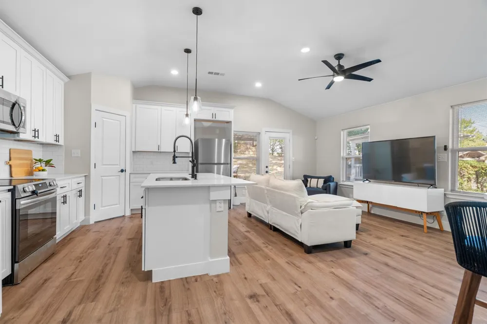 805 NW 14th Street Grand Prairie, TX 75050