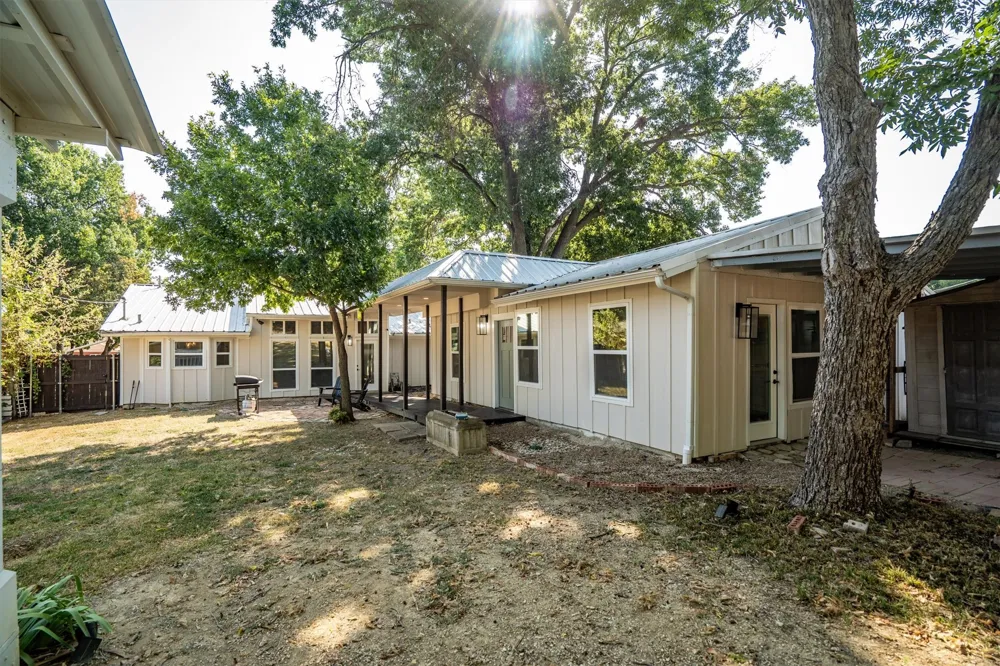 805 NW 14th Street Grand Prairie, TX 75050