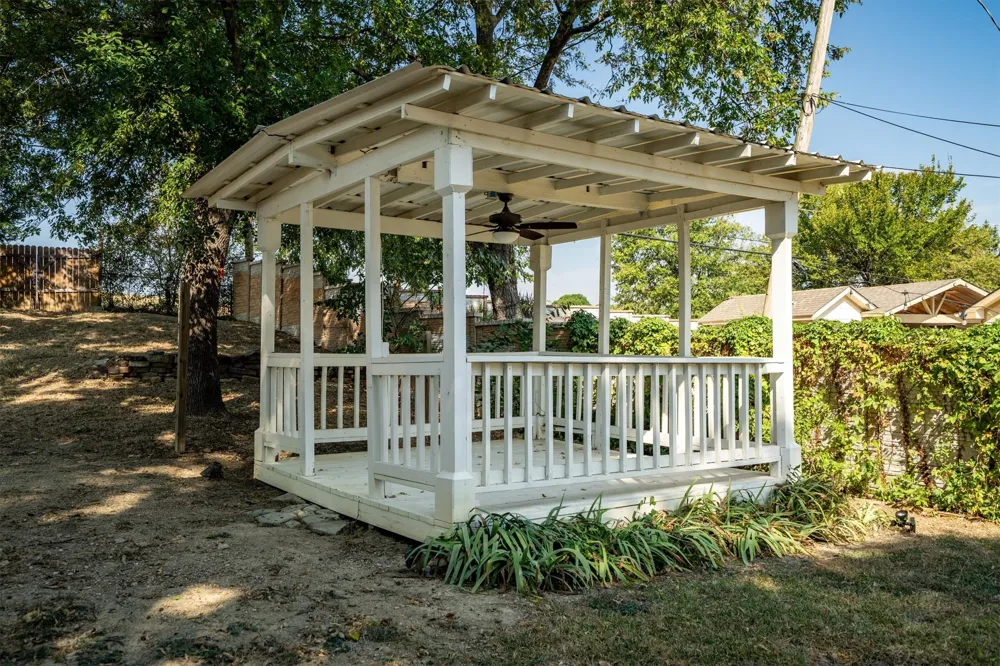805 NW 14th Street Grand Prairie, TX 75050