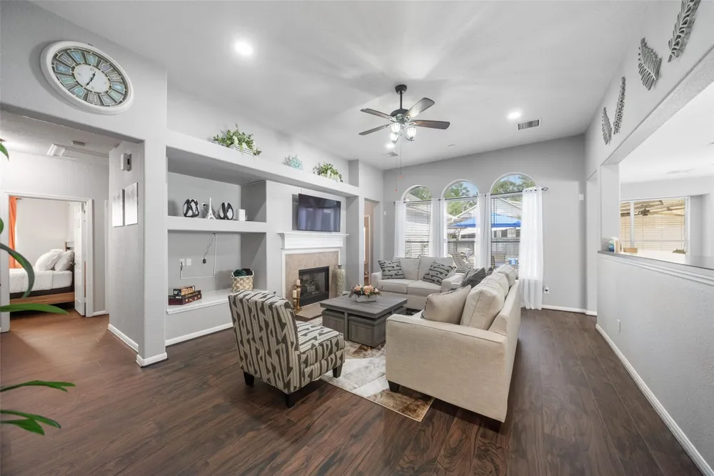 6 W Prairie Dawn Circle The Woodlands, TX 77385
