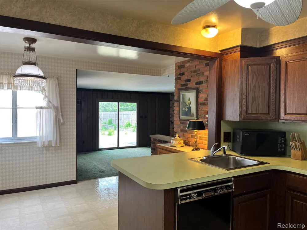 231 Walper Avenue Clawson City, MI 48017
