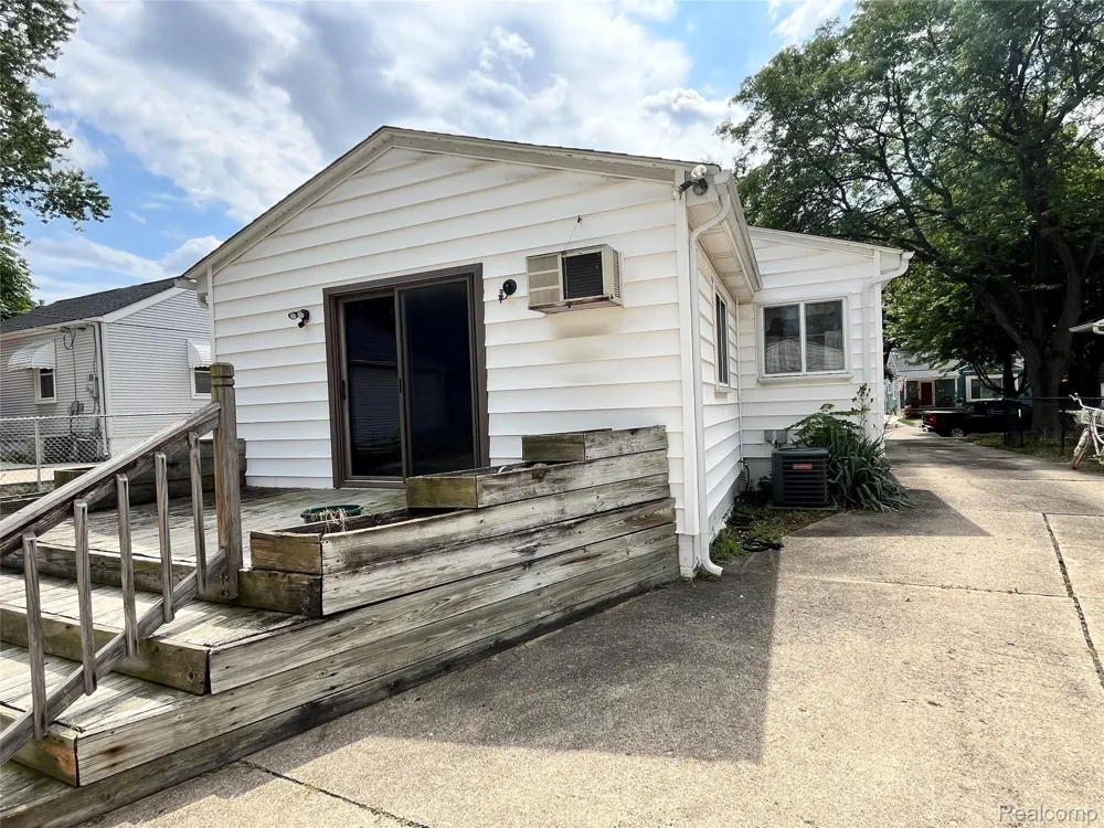 231 Walper Avenue Clawson City, MI 48017