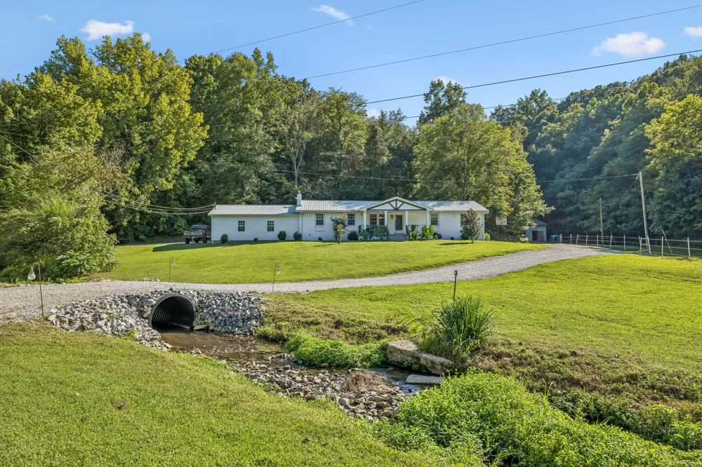 648 Tottys Bend Loop Duck River, TN 38454