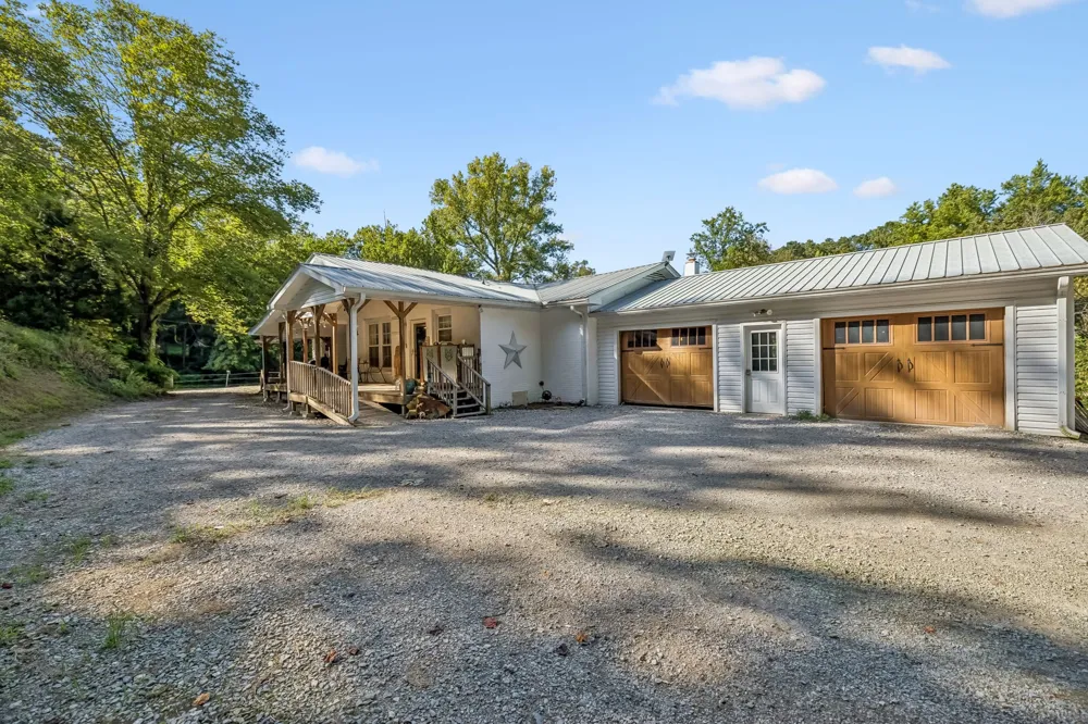 648 Tottys Bend Loop Duck River, TN 38454