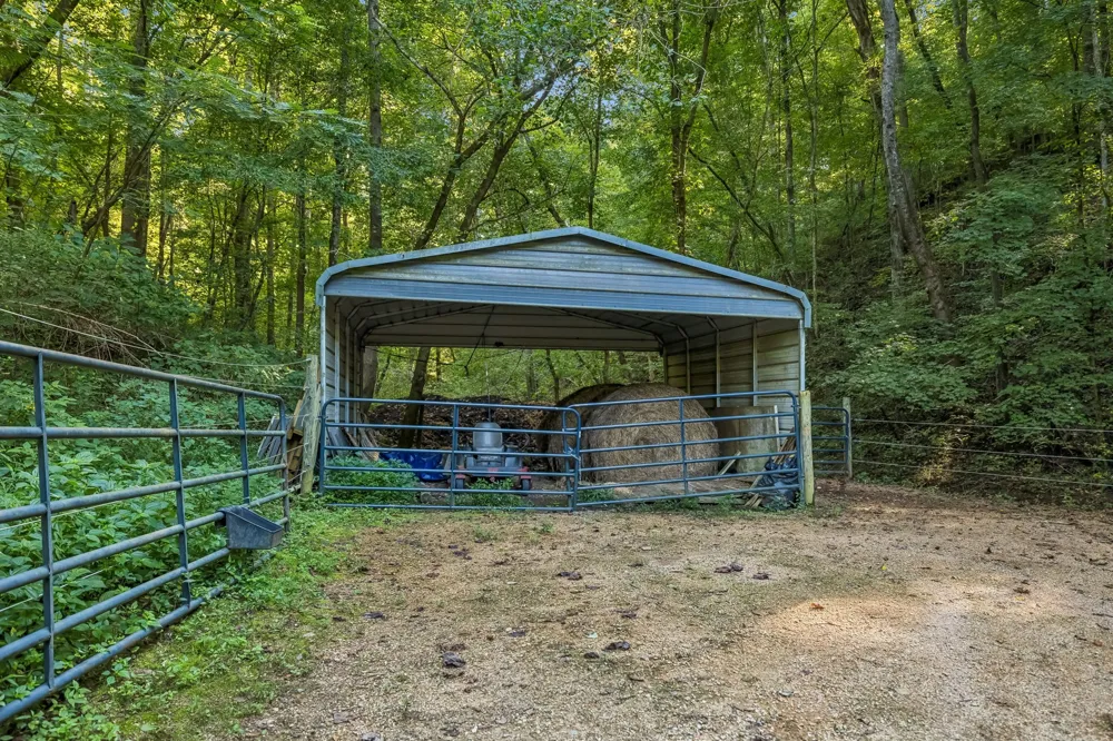 648 Tottys Bend Loop Duck River, TN 38454