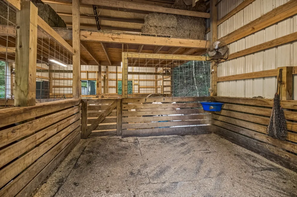 648 Tottys Bend Loop Duck River, TN 38454