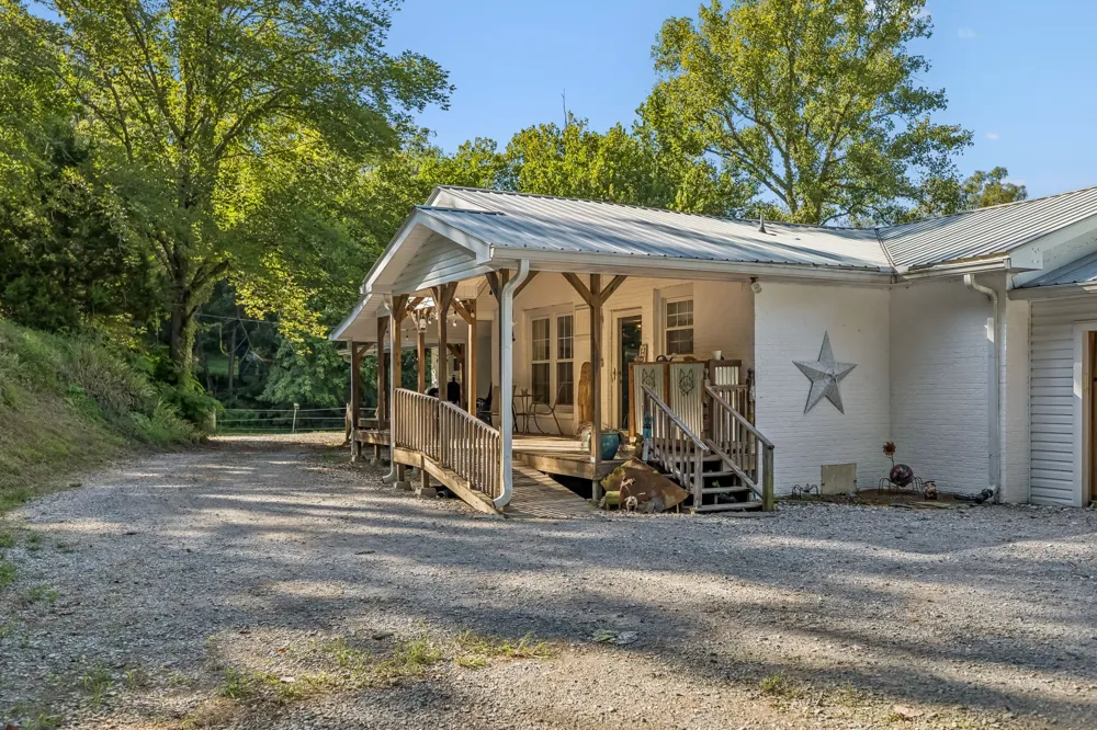 648 Tottys Bend Loop Duck River, TN 38454