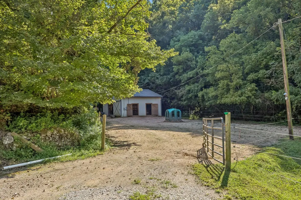 648 Tottys Bend Loop Duck River, TN 38454