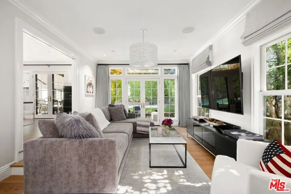 1960 Coldwater Canyon Drive Beverly Hills, CA 90210