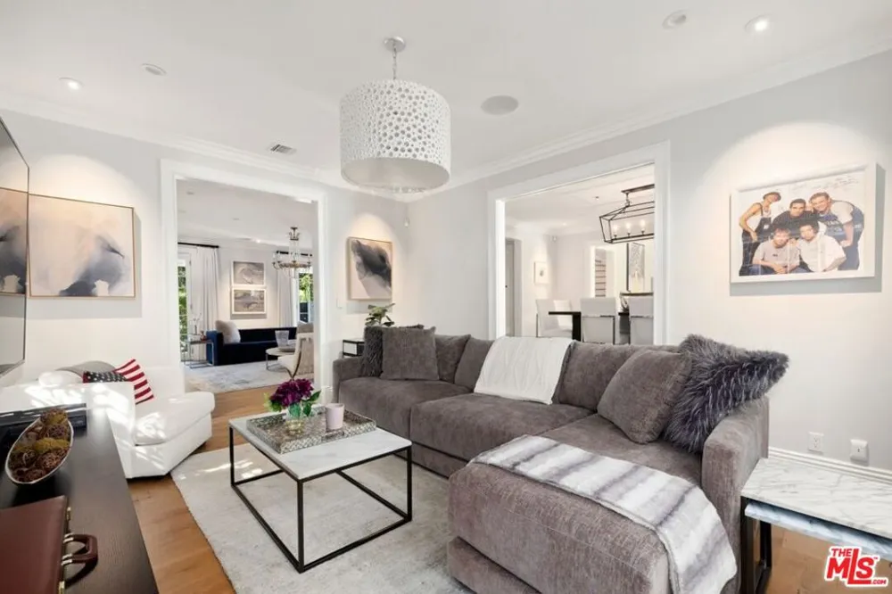 1960 Coldwater Canyon Drive Beverly Hills, CA 90210
