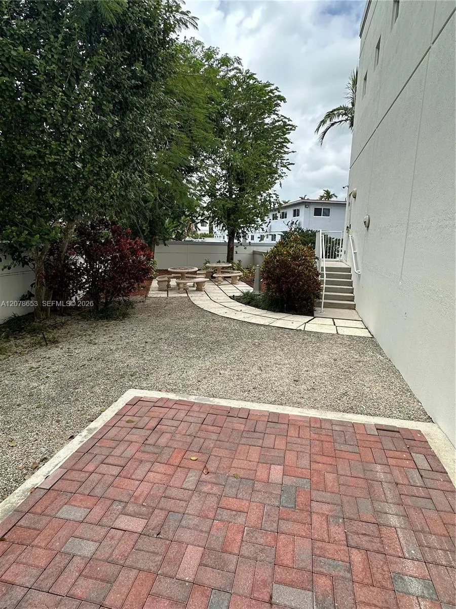 9830 SW 77th Ave Miami, FL 33156