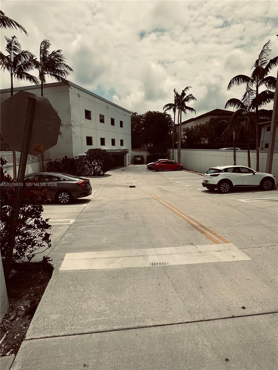 9830 SW 77th Ave Miami, FL 33156